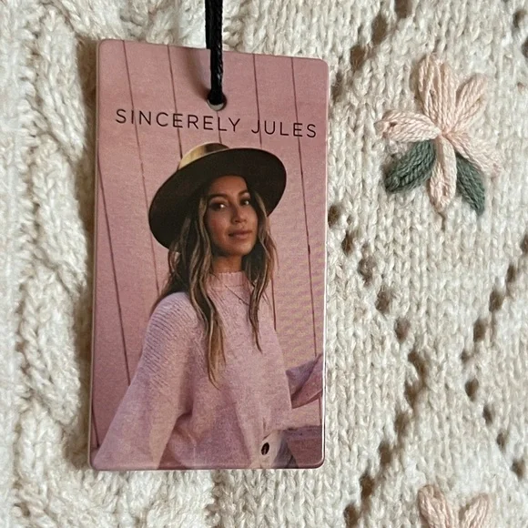 SINCERELY JULES Angie Floral Cable Knit
Sweater Tank - Picture 9 of 14